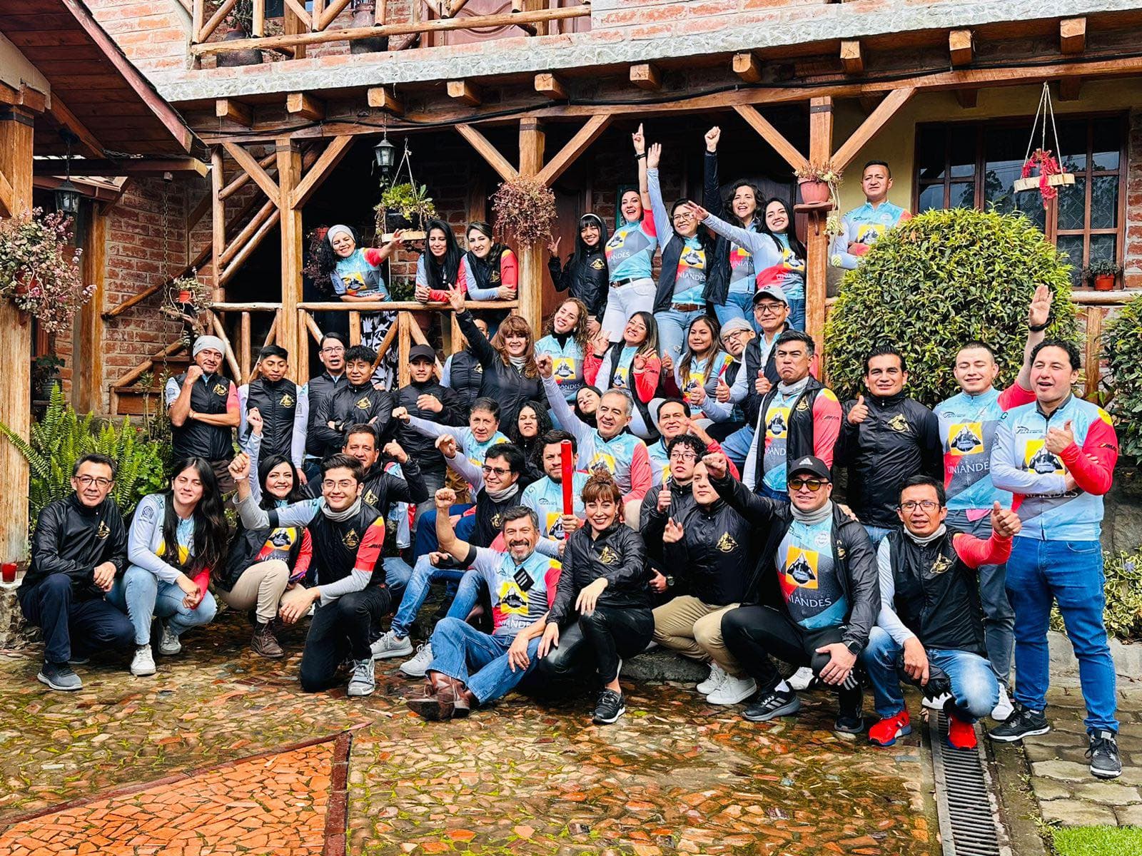 Pedal Sin Fronteras - Ciclista de montaña en triángulo con montañas